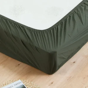 Olivno zelene ozemljitvena rjuha GroundNest se na zadnji strani vzmetnice napne globoko okrog vzmetnice, (45cm) kar zagotavlja da rjuha stoji na mestu.